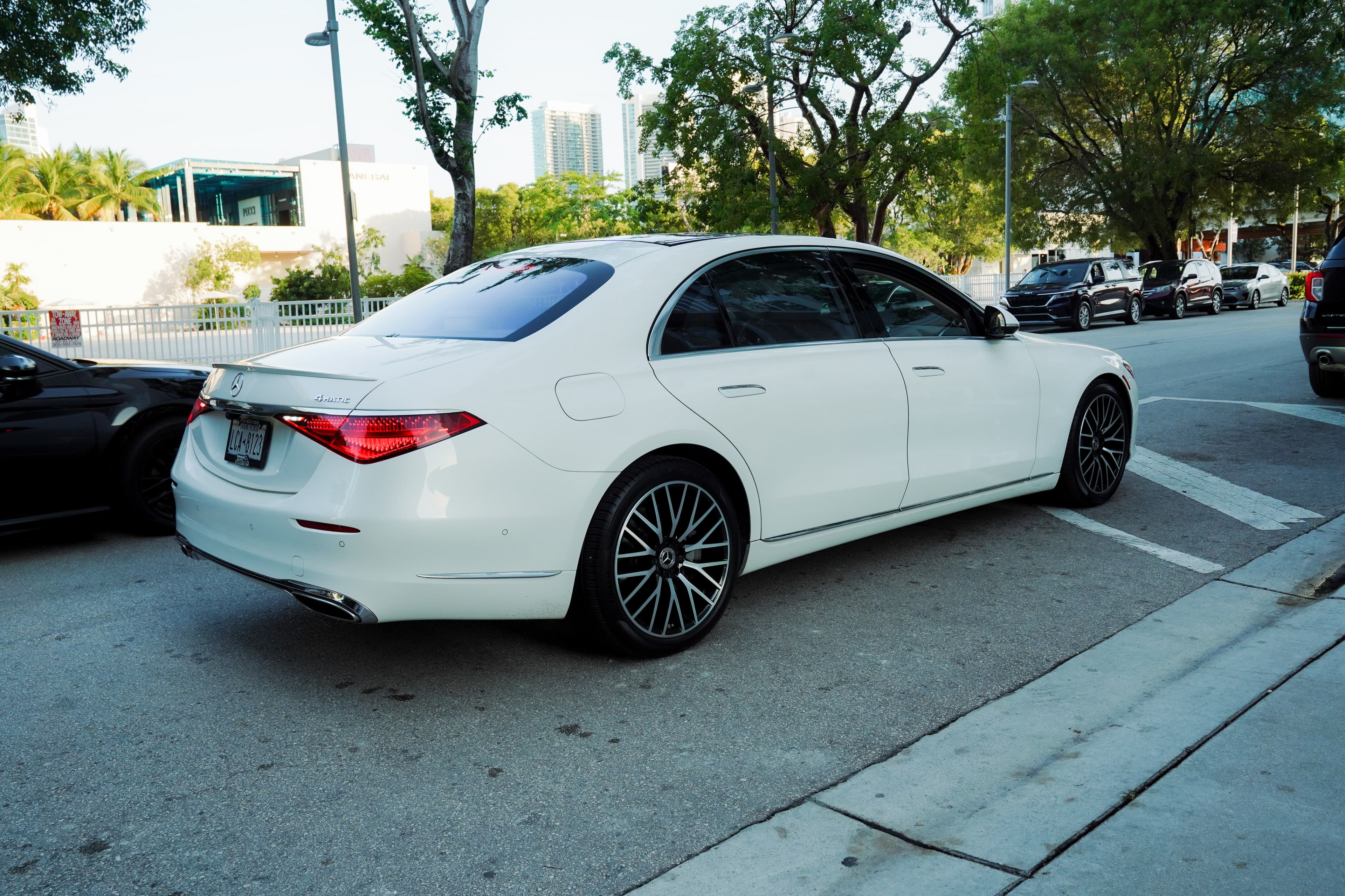 Mercedes-Benz S580: Interior: rear executive seating