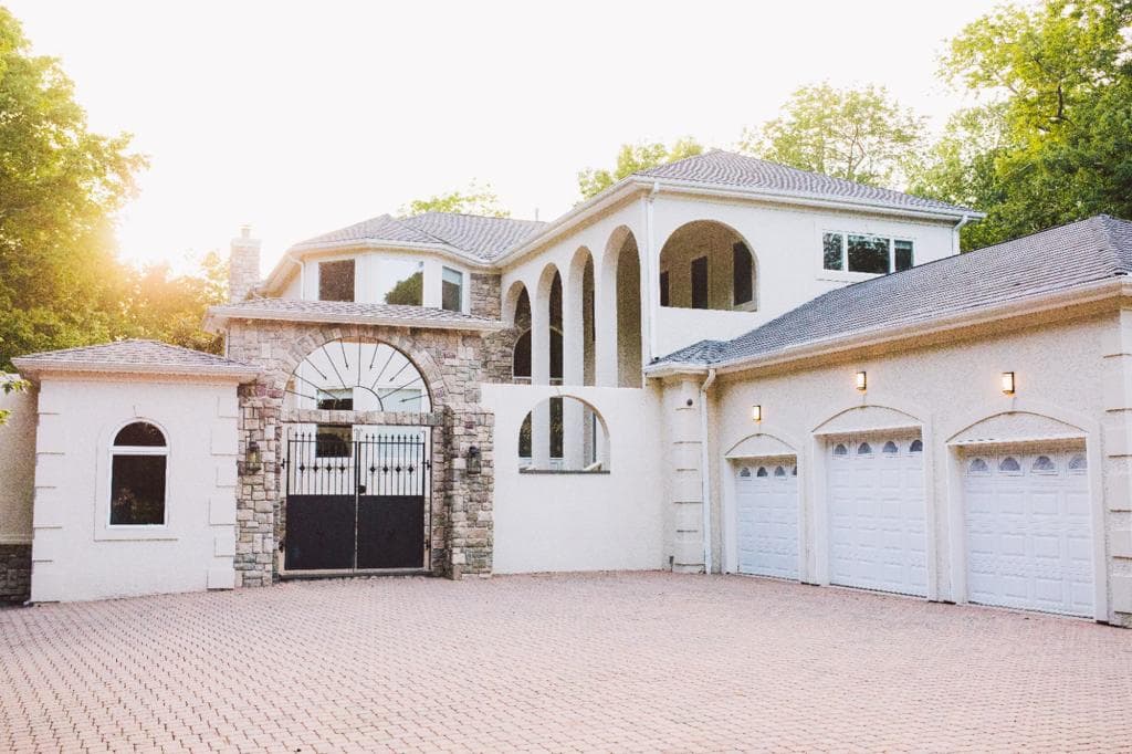 Jackson, NJ luxury vacation home: front facade, gate, and driveway