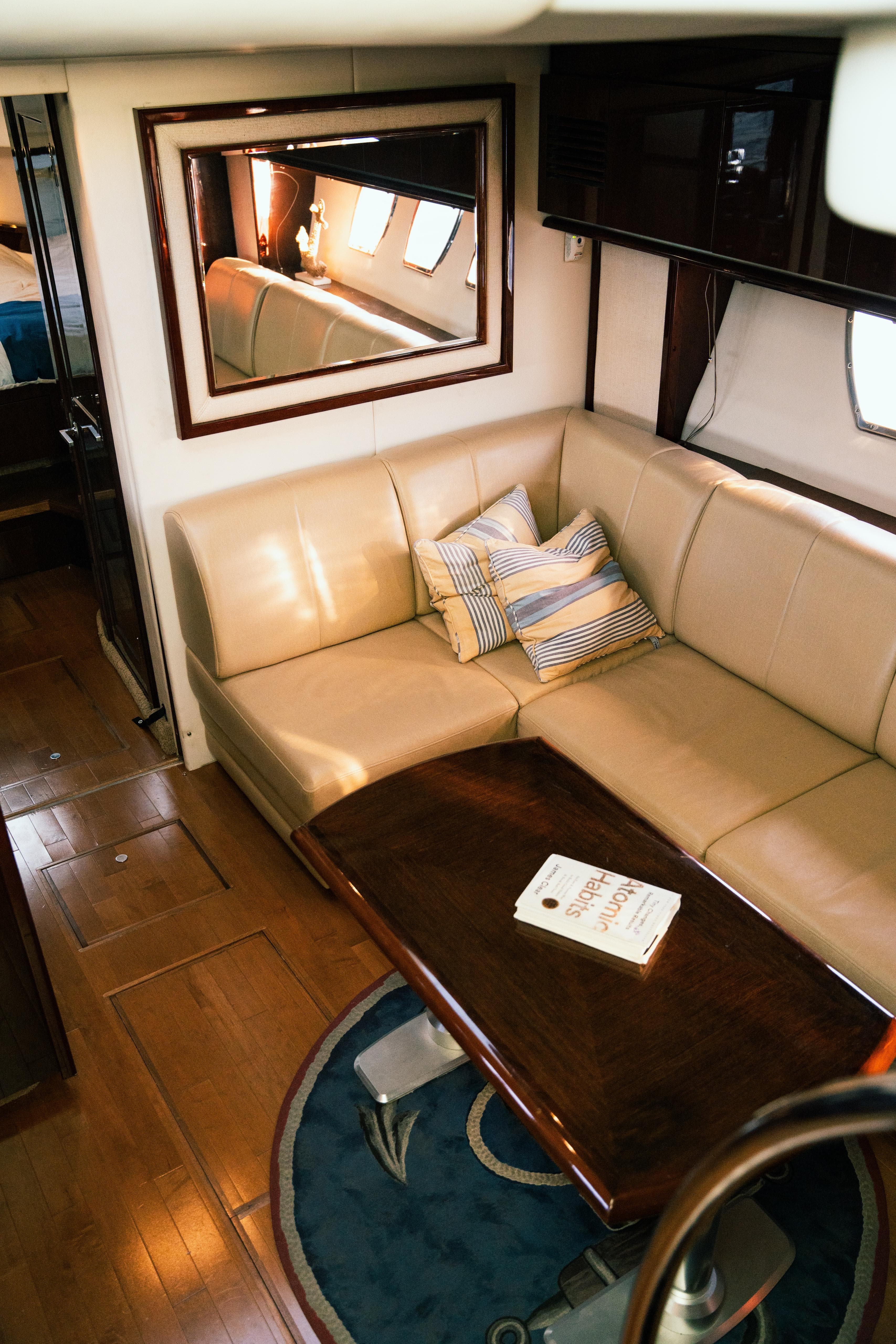 Luxury yacht charter: Bridge or flybridge: helm and views